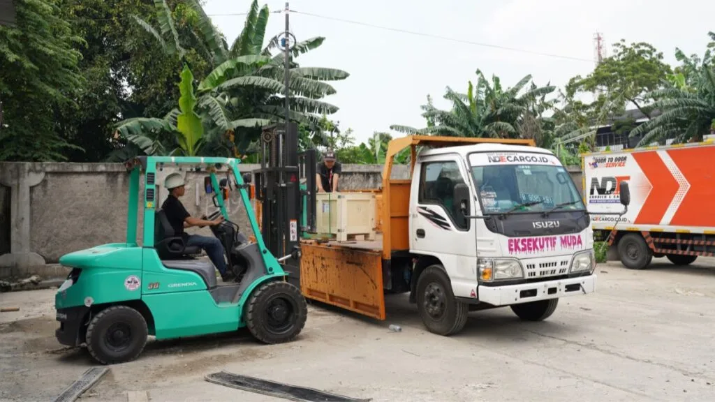 alat berat untuk pengiriman barang