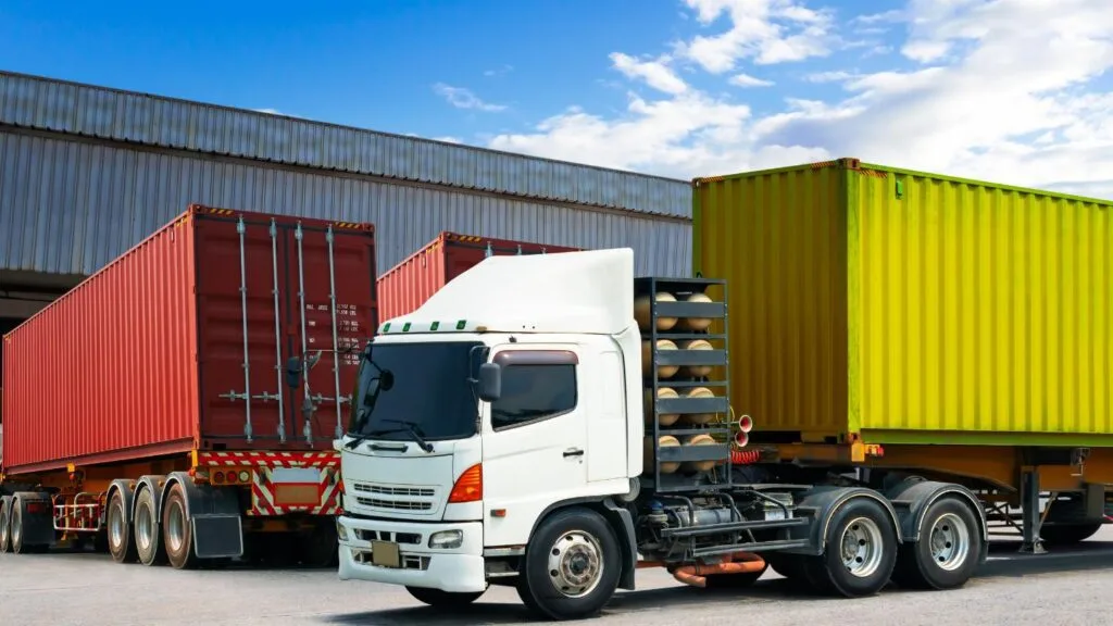 Truk logistik