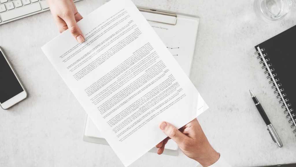 Dokumen administrasi pengiriman corporate seperti invoice, BAST, dan SLA