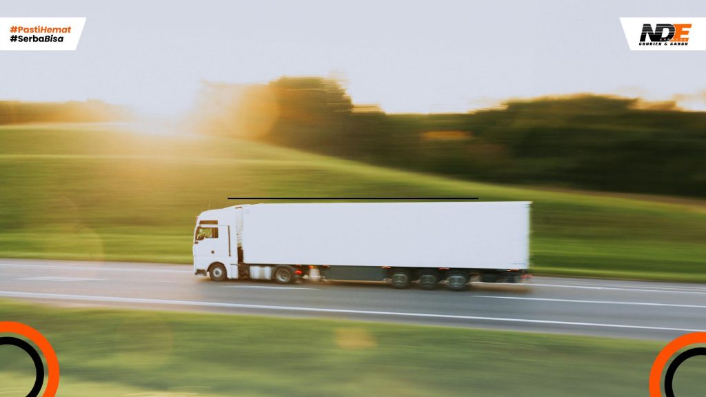 Truk ekspedisi mengangkut barang berat di jalan untuk pengiriman jarak jauh dengan aman