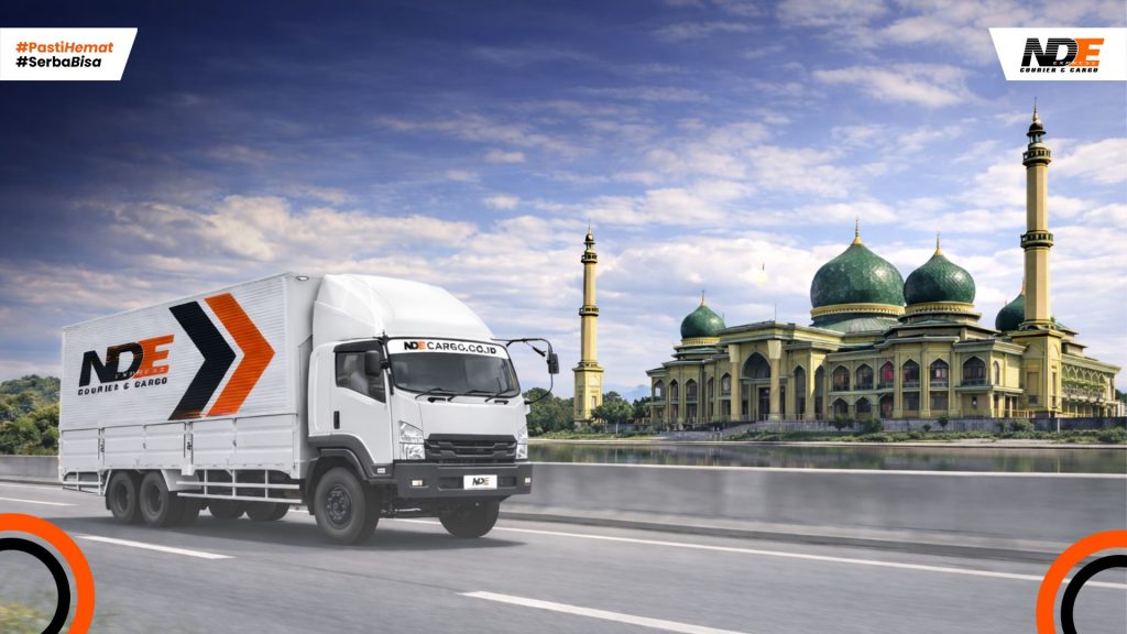 Truk logistik NDE Cargo melaju di jalan tol Riau di Pekanbaru