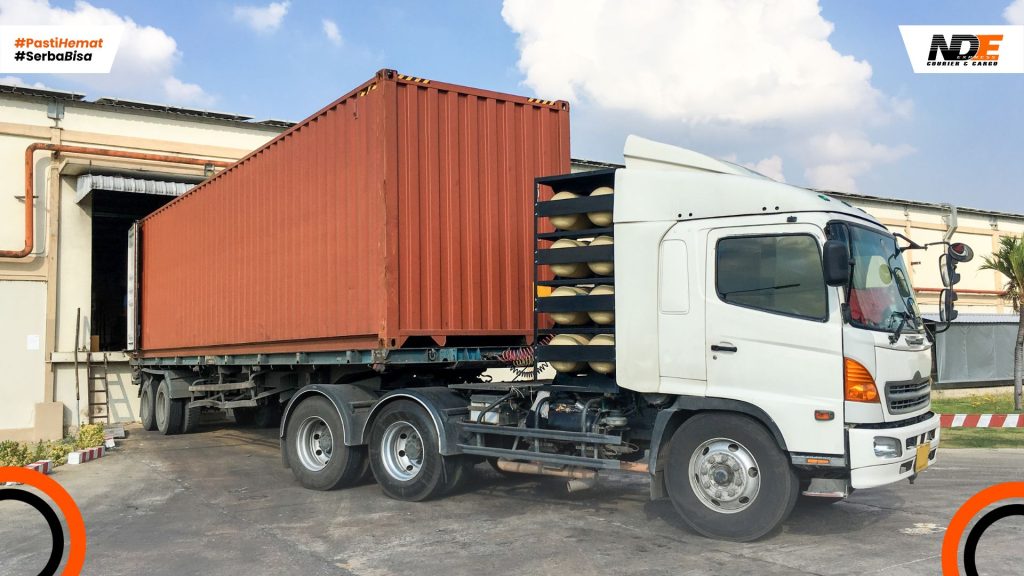 Pengiriman barang besar dan berat ke Medan menggunakan armada ekspedisi profesional