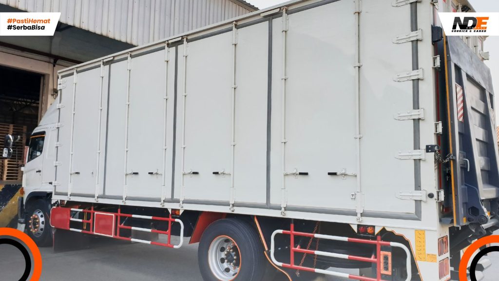 logistik modern dengan armada pengiriman dan teknologi tracking real-time untuk meningkatkan kelancaran dan efisiensi bisnis bersama NDE Cargo