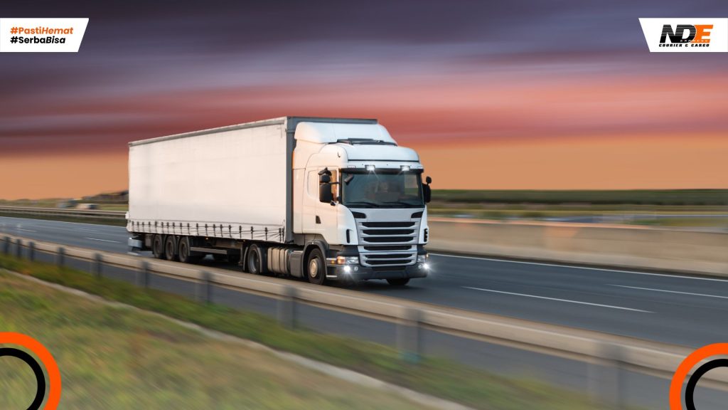 pengiriman barang dari Bekasi menggunakan jalur darat untuk distribusi nasional.