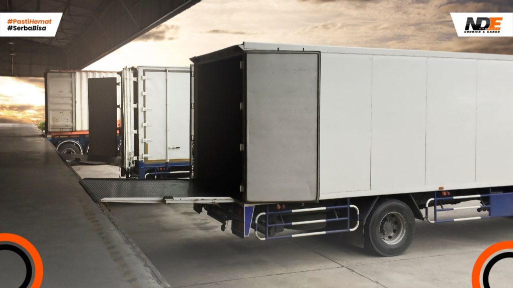 mengunakan perusahaan logistik dibanding kirim mandiri