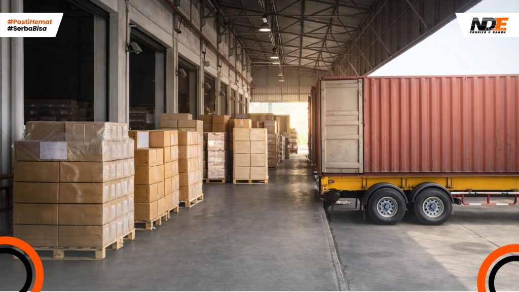 packing aman untuk pengiriman barang proyek di gudang logistik