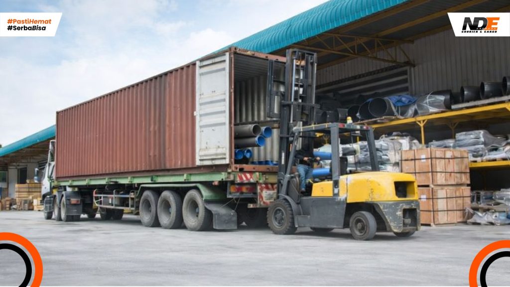Gudang logistik dengan pallet barang siap kirim ke dalam kontainer untuk pengiriman proyek antar pulau