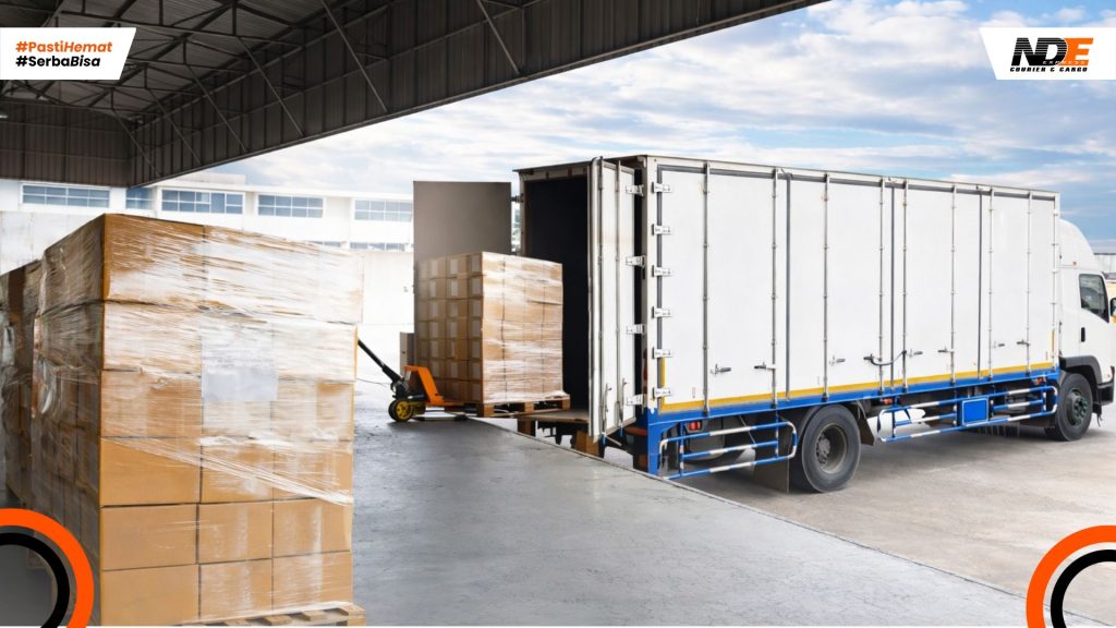 Proses loading barang proyek di gudang menggunakan truk box