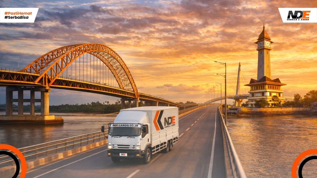 Truk cargo pengiriman barang ke Jambi melaju di jembatan Batanghari