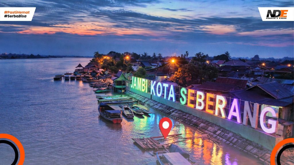 Pemandangan kawasan Kota Seberang Jambi di tepi sungai sebagai ilustrasi jalur pengiriman cargo ke kota dan kabupaten